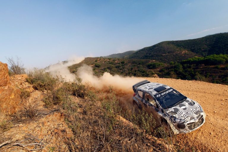 Συνεχίζει τις δοκιμές στο χώμα η Hyundai (vid) Συνεχίζει τις δοκιμές στο χώμα η Hyundai (vid)