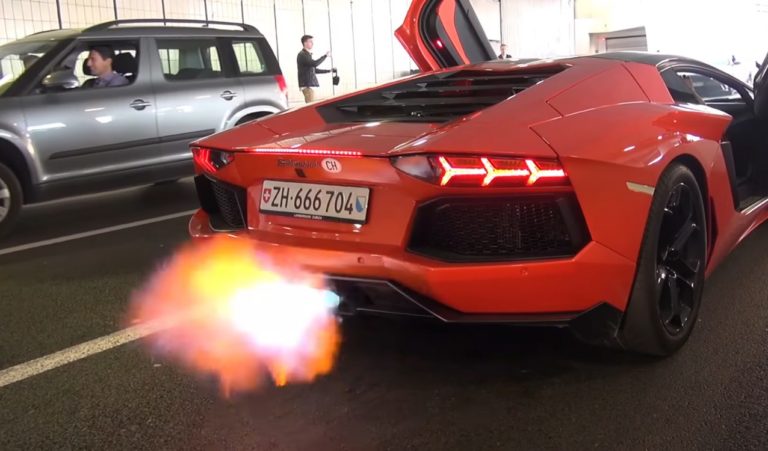Μία Aventador “κολλάει μαγκιές” σε μια Ferrari (vid)