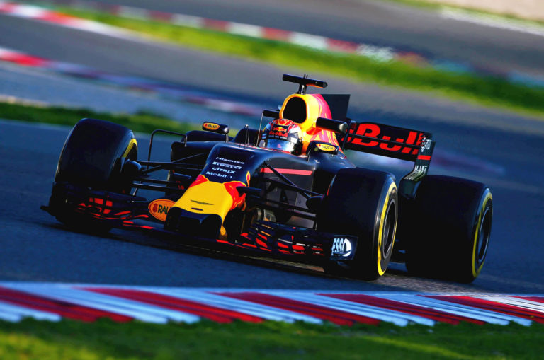 Ο Hamilton περιμένει τις αναβαθμίσεις της Red Bull