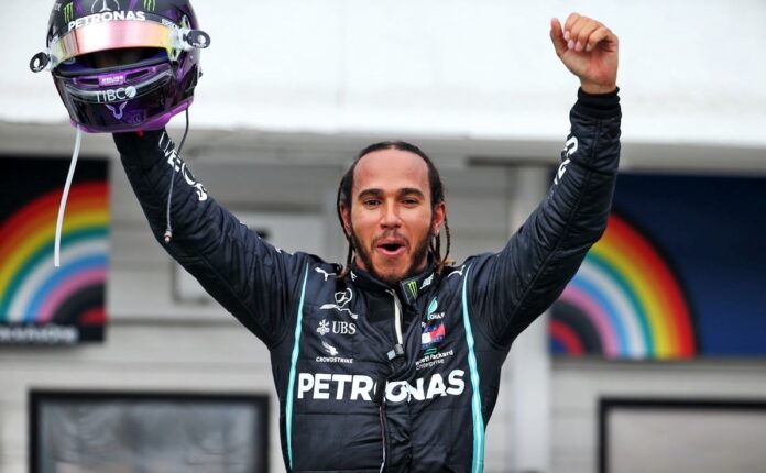 Ο Lewis Hamilton θα μπορέσει να πάρει μέρος στον τελευταίο αγώνα του 2020, καθώς έφερε αρνητικό τεστ Covid-19.