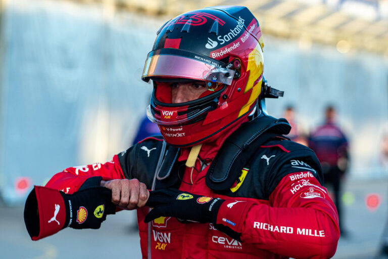 Sainz κριτική